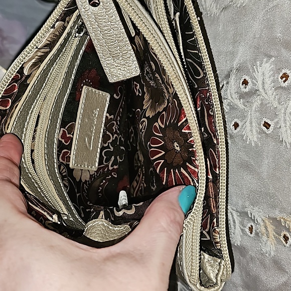 EUC CLARKS MULTI COMPARTMENT GOLD CROSSBODY PURSE BAG MAGNETIC CLOSURE - Picture 8 of 10